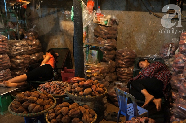 Chợ Long Biên sắp đóng cửa, hàng ngàn người lo lắng.